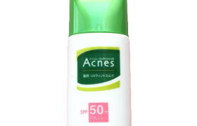 Rohto Mentholatum - Crème solaire au lait teinté UV Acnes SPF50 + Rohto Mentholatum - Crème solaire au lait teinté UV Acnes SPF50 +