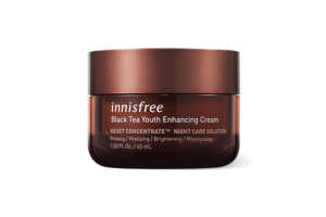 innisfree - Black Tea Crème rehaussante jeunesse - 45ml innisfree - Black Tea Crème rehaussante jeunesse - 45ml